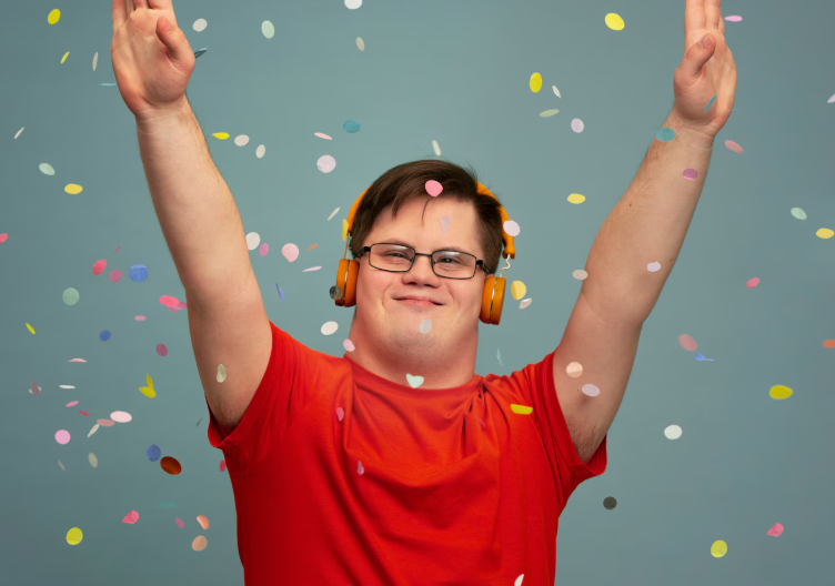 Down sendromlu çocuklar Şam'da bir konserde dans edip şarkı söylüyorlar